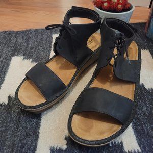 Elegant Sandals With Lace and Velcro